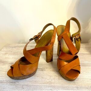 Jessica Simpson, brown heels.